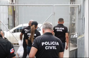 Profissional do sexo suspeito de extorquir cliente com cenas íntimas em Santo Estêvão é indiciado por quatro crimes