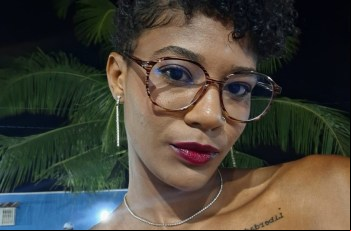Escritora santo-estevense Nina Maria tem poemas publicados na Argélia e prepara tradução de seu primeiro livro